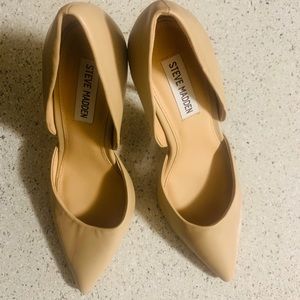 Steve Madden Nude Pointed Toe Heels. Silver instep